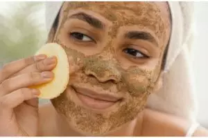 Tanpa produk eksfoliasi, ini cara merontokkan kulit mati agar wajah auto cerah pakai 1 jenis buah