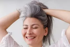 Tak perlu jintan dan daun kari, ini cara atasi uban prematur tumbuh kembali pakai 1 jenis buah