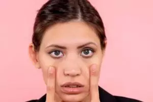 Hasilnya terlihat hanya dalam 3 hari, ini cara atasi sembap dan kantung mata pakai 1 jenis minyak