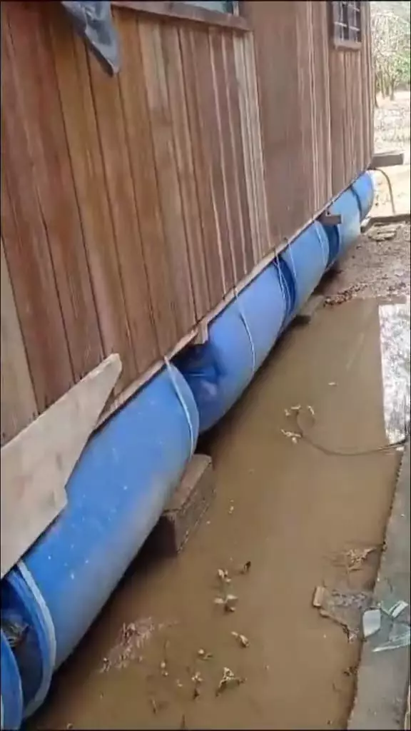 Trik rumah kayu mengapung © TikTok