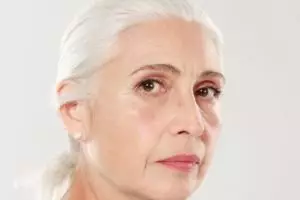 Umur 50 tampak 10 tahun lebih muda, ini cara kencangkan wajah kendur dan keriput pakai 1 jenis daun