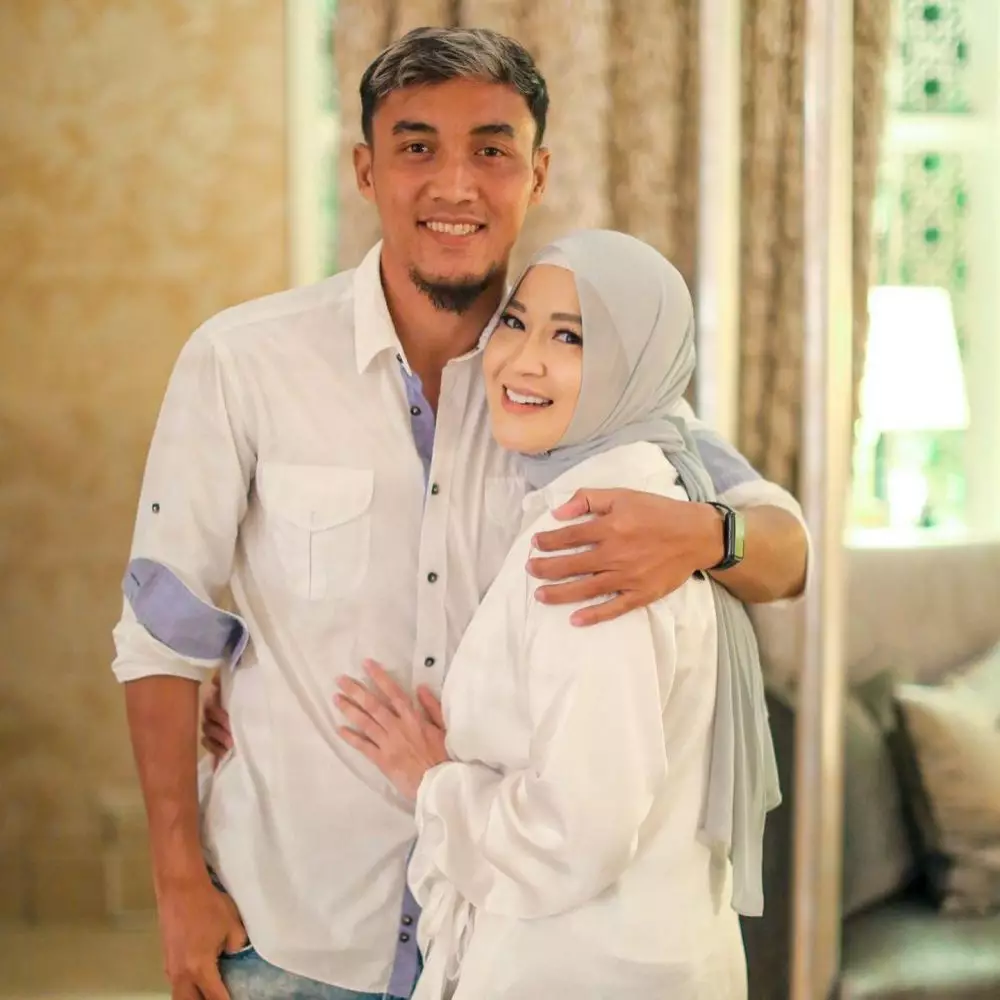 Okie Agustina resmi cerai dengan Gunawan © Instagram