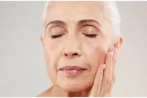 Tanpa krim antiaging, ini cara jaga wajah tetap kencang agar tak kendur pakai 1 jenis bubuk