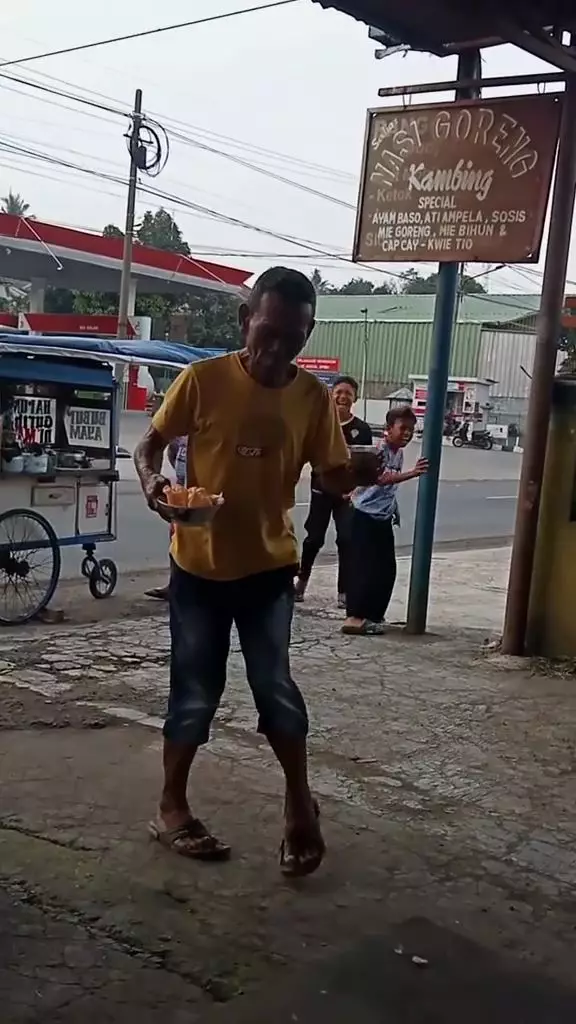 tukang bubur diketawain anak kecil © TikTok