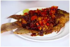 Tanpa dialasi daun pisang, ini trik bakar ikan di teflon agar matang merata dan tak lengket