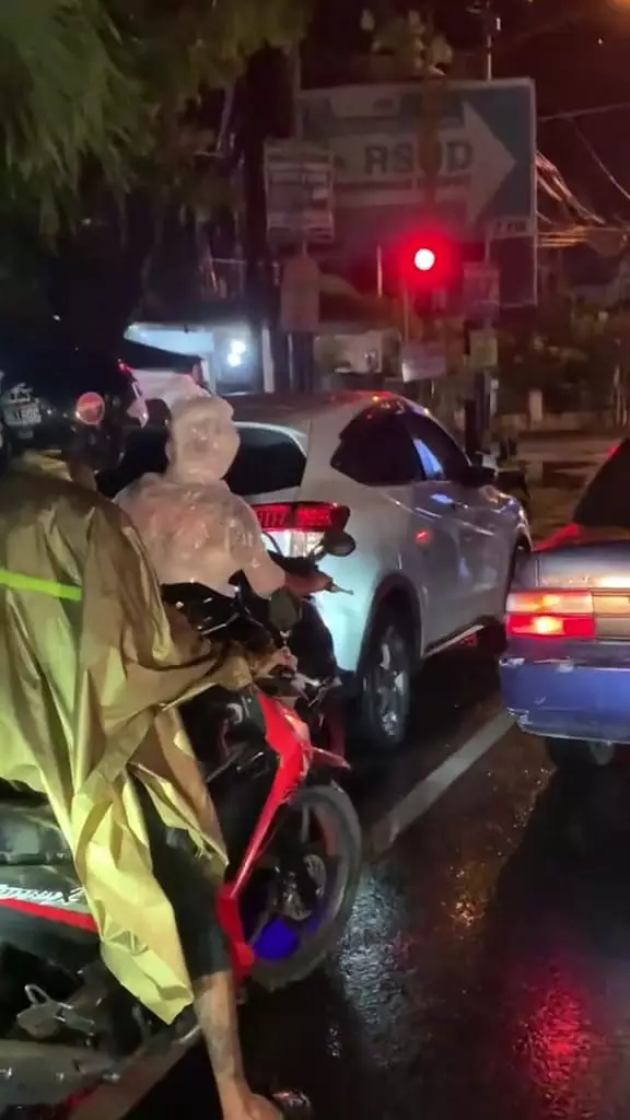 Paket berjalan di lampu merah © TikTok