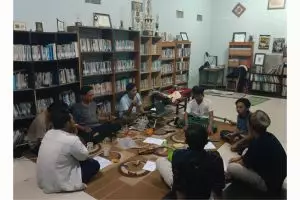 Kisah komunitas santri yang larang terima kiriman orangtua, hidup sendiri dari menulis