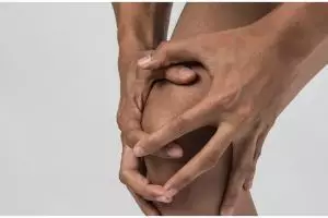 Tanpa dicampur mentimun, ini cara efektif memutihkan lutut menghitam pakai scrub dari 1 bahan rempah