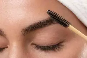 Tak perlu eyebrow pencil, ini trik menebalkan alis tipis dan tak bervolume pakai 2 jenis minyak