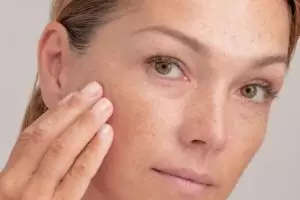 11 Rekomendasi skincare untuk menghilangkan flek hitam usia 40 tahun merek lokal di bawah Rp 150 ribu