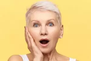 Glowing dan antikeriput di usia 50 tahun, ini trik atasi kulit kendur di area wajah pakai 1 jenis buah