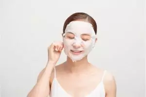 11 Rekomendasi masker wajah untuk kulit kering merek lokal mulai Rp 1.000, bikin kulit jadi kenyal