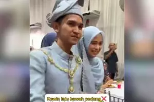 Niatnya pengin kayak upacara pedang pora, cara menyambut pengantin ini malah bikin ketawa geli