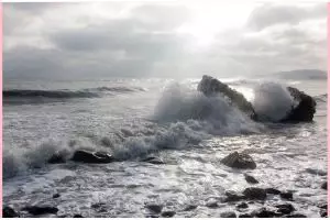 11 Arti mimpi melihat tsunami yang menandakan nasib buruk dan baik di masa depan menurut Islam