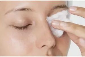 Tanpa scrub gula, ini trik eksfoliasi wajah untuk bersihkan pori-pori pakai es batu dari 1 buah