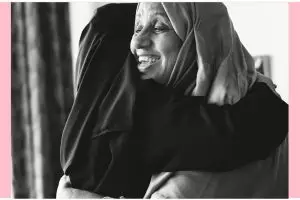 11 Arti mimpi bertemu ibu kandung yang sudah meninggal dalam Islam, maknanya bikin hati bergetar