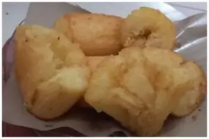 Tanpa direndam air es, ini cara bikin singkong goreng agar semakin gurih dan mekar sempurna