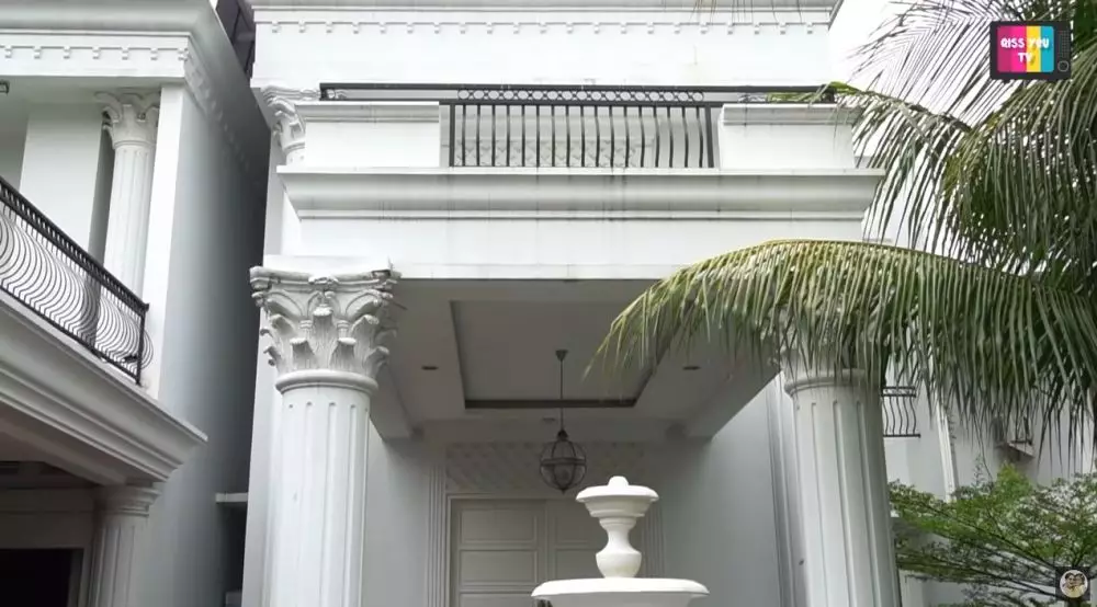 Rumah gedong Iis Dahlia cicilannya Rp 250 juta/bulan, 9 potret dapur kotornya ini tampilannya mewah