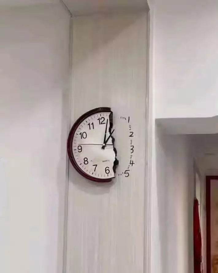 Potret jam dinding nyeleneh Berbagai sumber