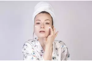 11 Rekomendasi skincare serum remaja untuk atasi kulit kering dan kusam, harga di bawah Rp 100 ribu