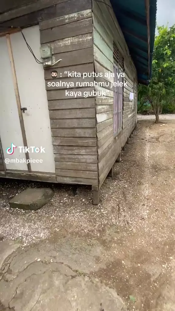 Rumah gubuk interior minimalis © TikTok