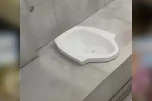 Buang hajat bisa sambil ngobrol, desain toilet kelewat nyeleneh ini nggak cocok bagi introvert