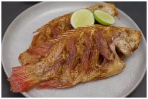 Tak perlu pakai minyak banyak, ini trik goreng ikan agar bentuknya utuh dan tidak lengket