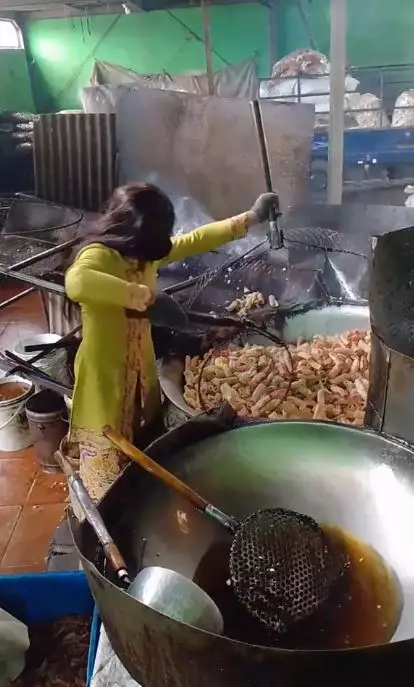 outfit nyeleneh tukang goreng kerupuk © TikTok