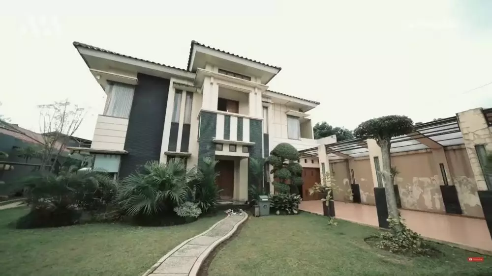 teras rumah narji luas  © 2024 brilio.net teras rumah narji luas  © 2024 brilio.net