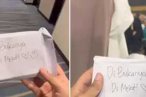 Dapat kado dari sahabat sebelum umrah, wanita ini terharu setelah membukanya di depan Ka'bah