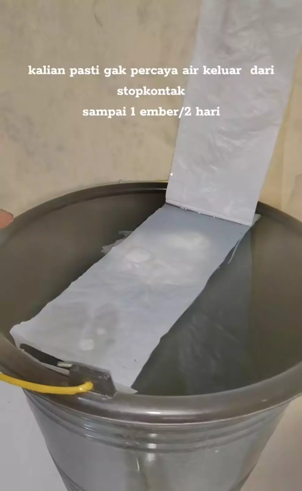 air keluar dari stopkontak © TikTok air keluar dari stopkontak © TikTok