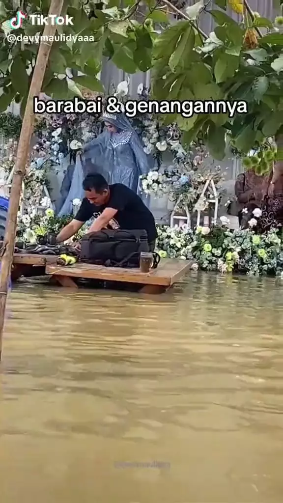 kondangan di tengah banjir © TikTok