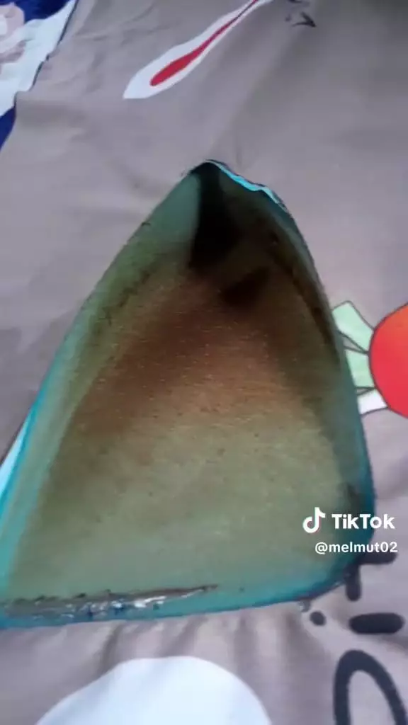 Kasur bolong karena setrika © TikTok