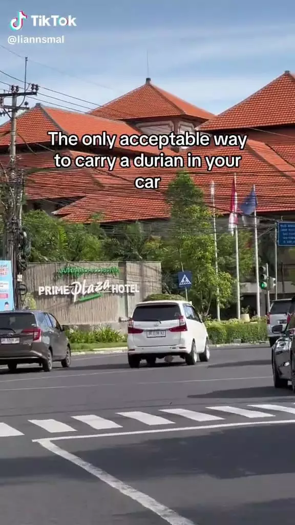 Mobil bawa durian © TikTok