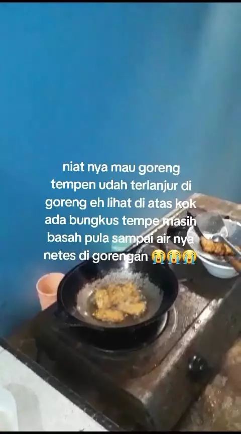 Goreng tempe di bawah jemuran © TikTok