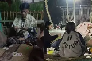 11 Potret kocak orang main kartu ini nyeleneh tapi kelihatan seru juga, tingkahnya bikin tepuk jidat