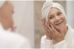 11 Produk skincare untuk usia 40 tahun ke atas harga di bawah Rp 300 ribu, bikin wajah awet muda