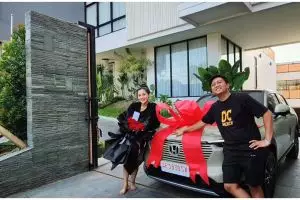 Berada di pinggir jalan, begini 9 potret teras rumah Denny Caknan dilengkapi parkiran basement