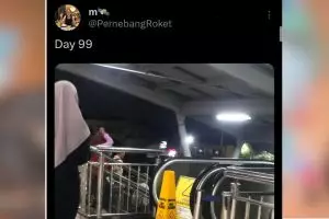 Resah tak kunjung diperbaiki, momen wanita peringati 100 hari matinya eskalator ini tuai pujian