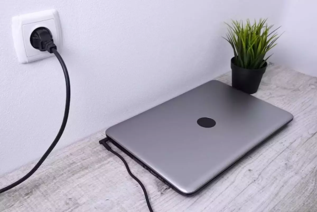 8 Cara memperbaiki laptop yang tidak mau di-charge, selalu gunakan pengisi daya ori