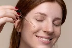 11 Skincare night routine cegah penuaan merek lokal di bawah Rp 150 ribu, wajah glowing dan awet muda