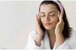 11 Rekomendasi booster skincare di bawah Rp 300 ribu ini bantu perbaiki tesktur kulit & cegah penuaan