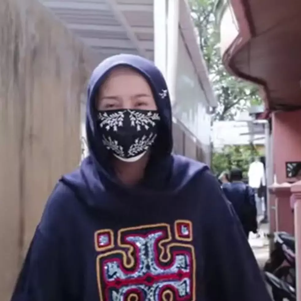 Dulu tinggal di gang sempit, 7 potret dapur di rumah lama Desy Ratnasari ini sederhana minim perabotan