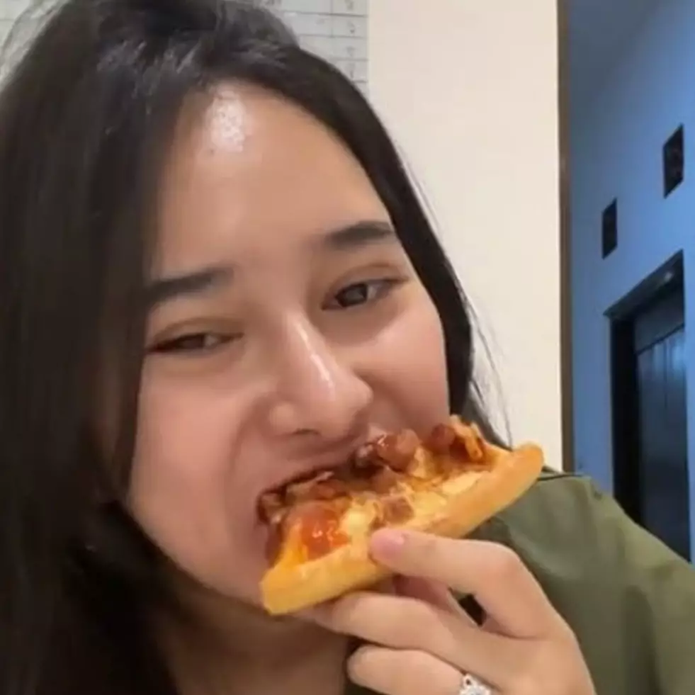 Cara nyeleneh cewek makan pizza ini disebut brutal tapi sepertinya menarik dicoba, ada-ada aja idenya