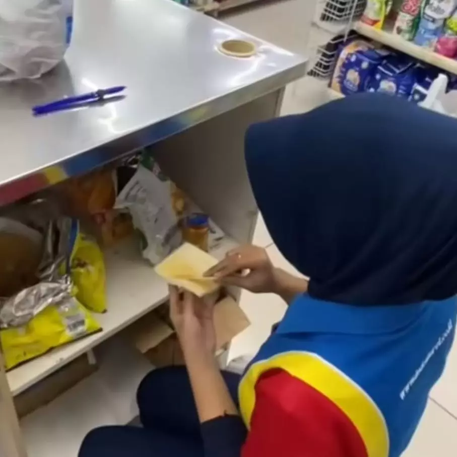 Momen pegawai minimarket konsumsi makanan expired ini tuai pro kontra netizen, aman nggak sih?