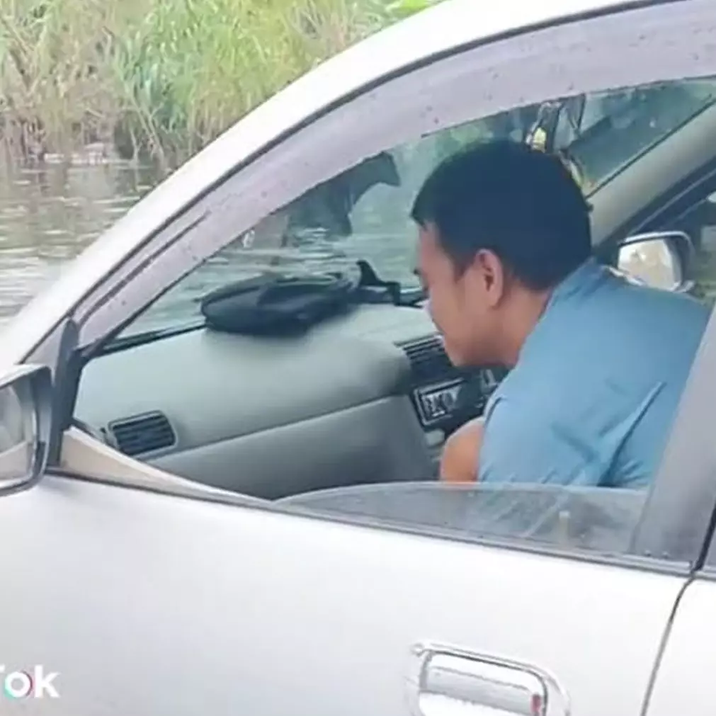 Momen pengendara mobil nerabas banjir ini sebenarnya tragis, tapi caranya bikin nyengir kuda