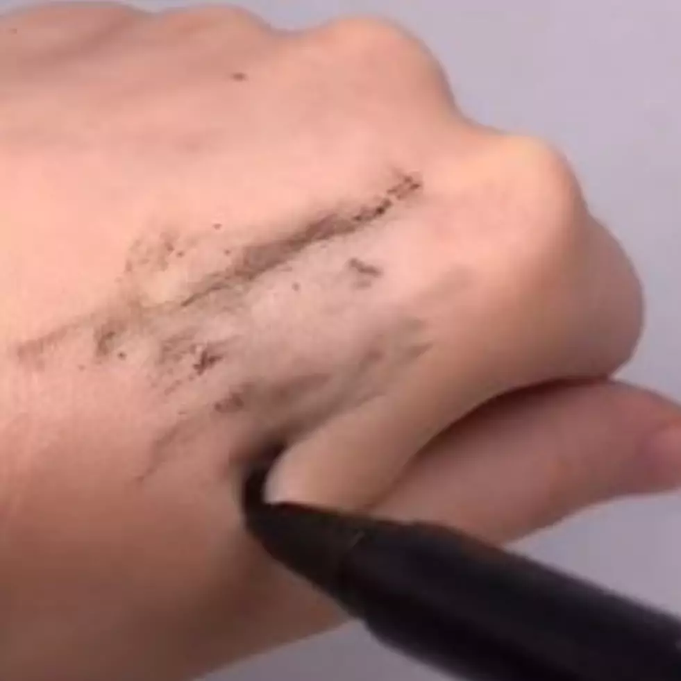 Jangan dulu beli baru, trik atasi eyeliner spidol kering ala wanita ini cuma pakai 1 produk skincare