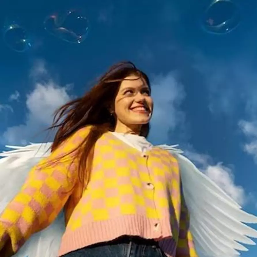 12 Arti mimpi bisa terbang menurut Islam, ada hubungannya dengan karier dan asmara