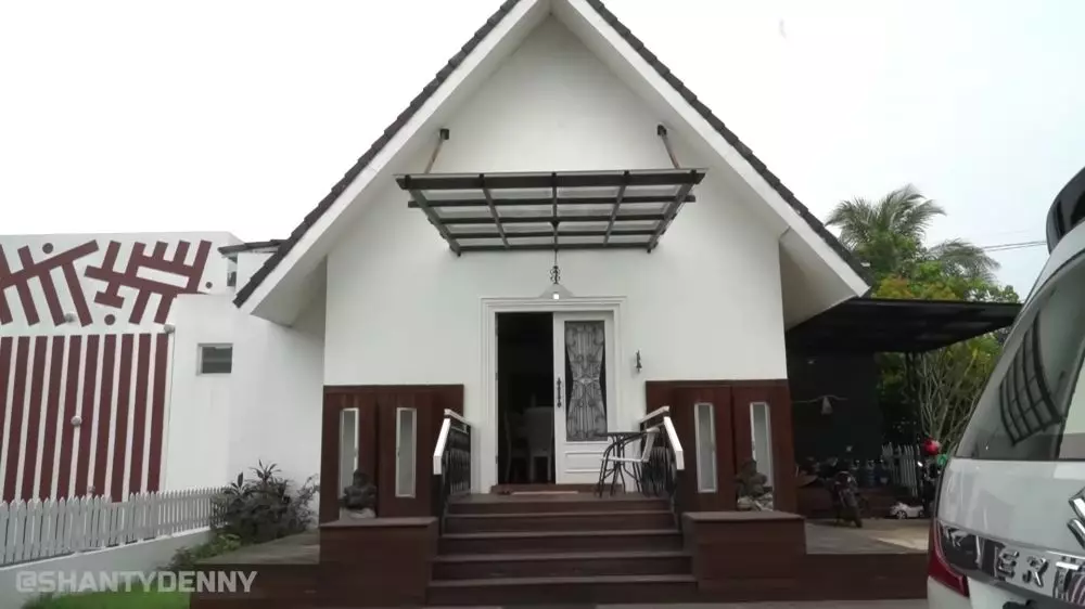 teras rumah pasha ungu © 2024 brilio.net teras rumah pasha ungu © 2024 brilio.net