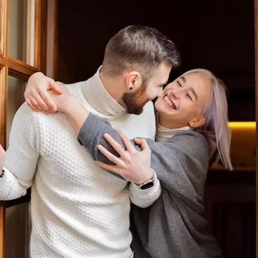 11 Arti mimpi pacar datang ke rumah menurut psikologi dan primbon Jawa, pertanda kabar bahagia